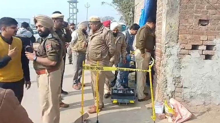 गुरदासपुर में ड्यूटी पर तैनात दो पुलिसकर्मियों की गोली मारकर हत्या